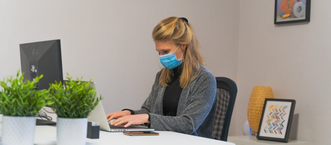 trabalho escritorio com mascaras